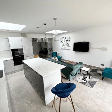 3 Cosy Homes Walking Distance To Mall With Parking Available To Book Separately 3 Bed House Or 1 Bed Apartment Or Studio London Eksteriør billede