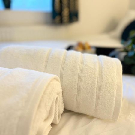3 Cosy Homes Walking Distance To Mall With Parking Available To Book Separately 3 Bed House Or 1 Bed Apartment Or Studio London Eksteriør billede