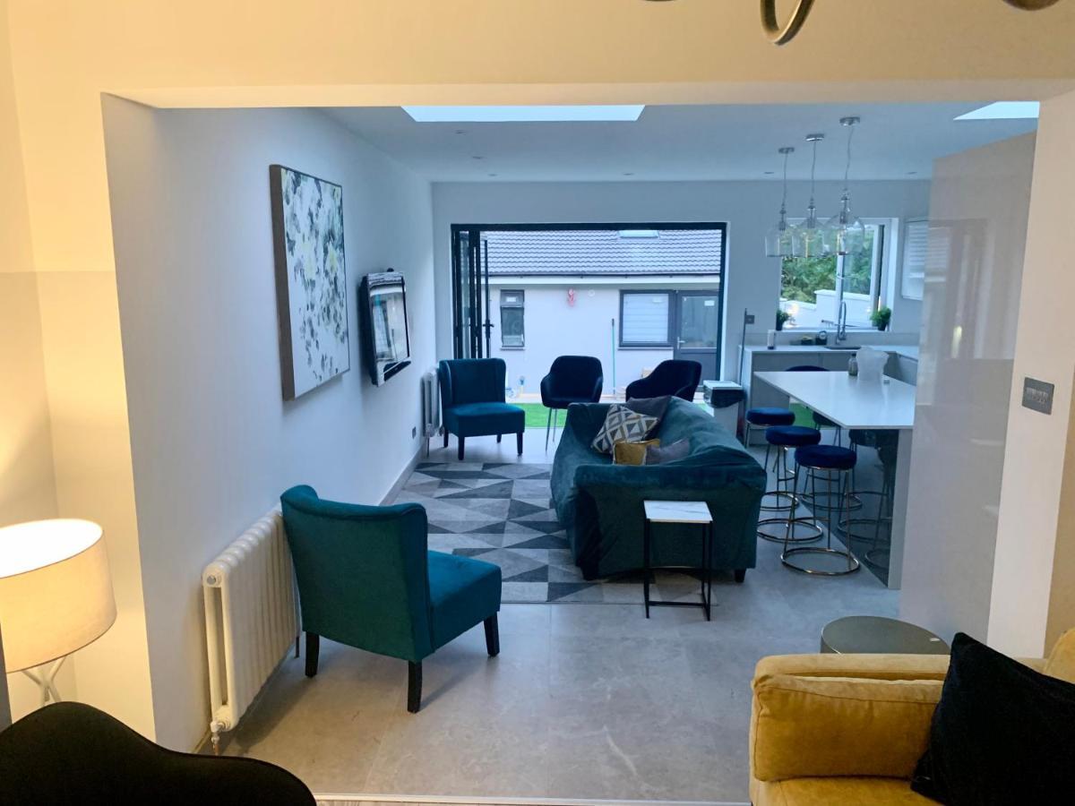 3 Cosy Homes Walking Distance To Mall With Parking Available To Book Separately 3 Bed House Or 1 Bed Apartment Or Studio London Eksteriør billede
