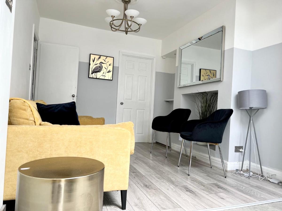 3 Cosy Homes Walking Distance To Mall With Parking Available To Book Separately 3 Bed House Or 1 Bed Apartment Or Studio London Eksteriør billede