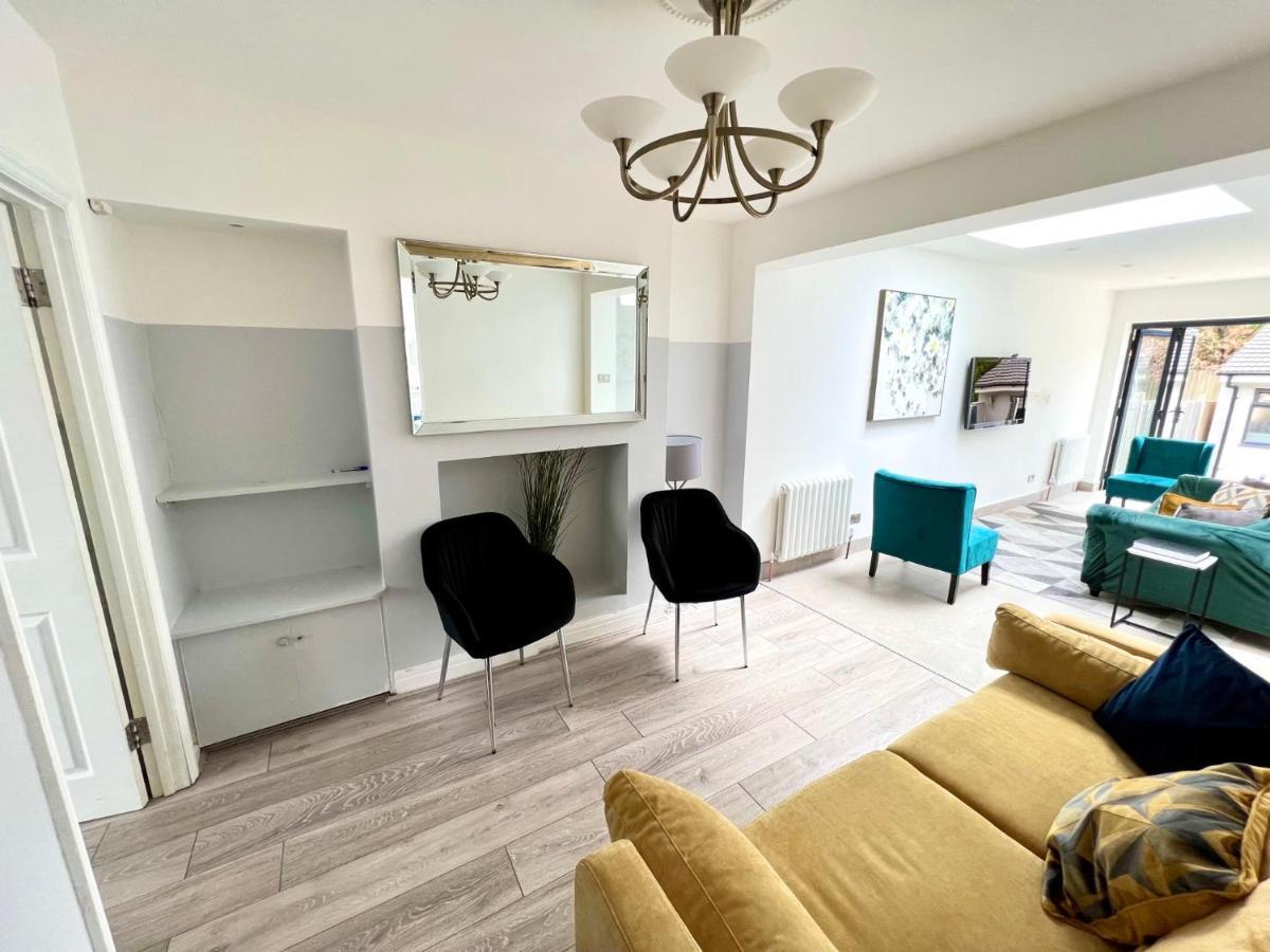 3 Cosy Homes Walking Distance To Mall With Parking Available To Book Separately 3 Bed House Or 1 Bed Apartment Or Studio London Eksteriør billede