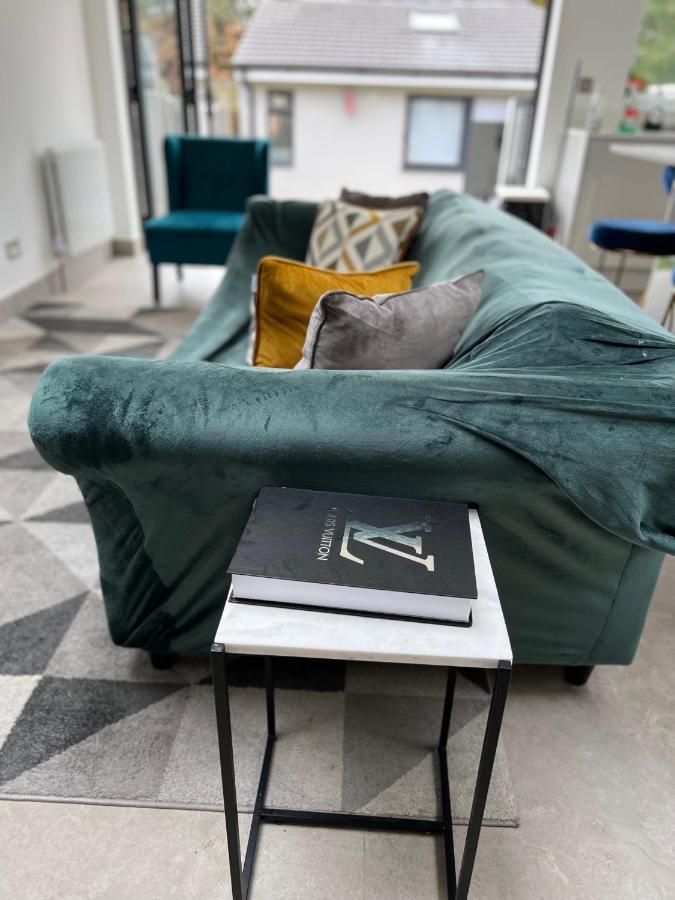 3 Cosy Homes Walking Distance To Mall With Parking Available To Book Separately 3 Bed House Or 1 Bed Apartment Or Studio London Eksteriør billede