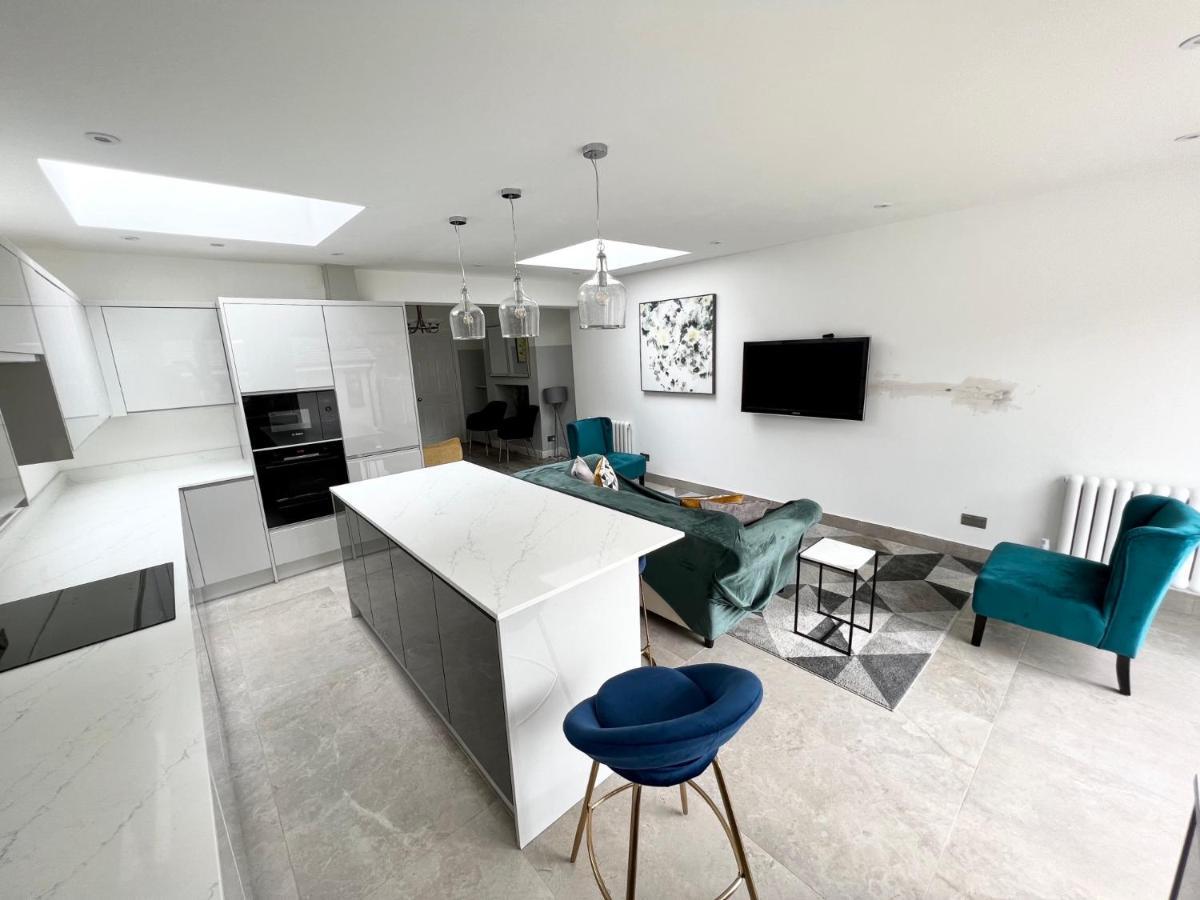 3 Cosy Homes Walking Distance To Mall With Parking Available To Book Separately 3 Bed House Or 1 Bed Apartment Or Studio London Eksteriør billede