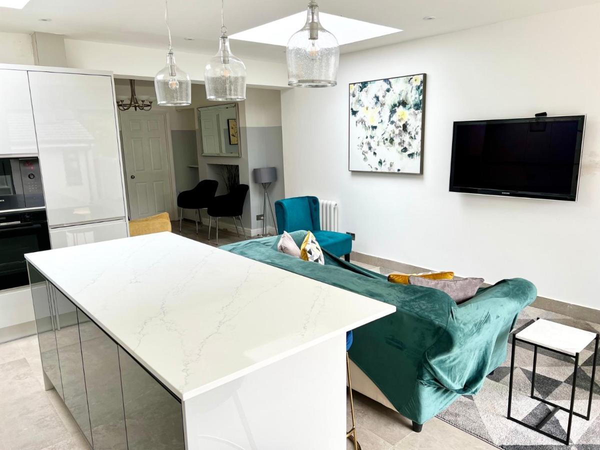 3 Cosy Homes Walking Distance To Mall With Parking Available To Book Separately 3 Bed House Or 1 Bed Apartment Or Studio London Eksteriør billede