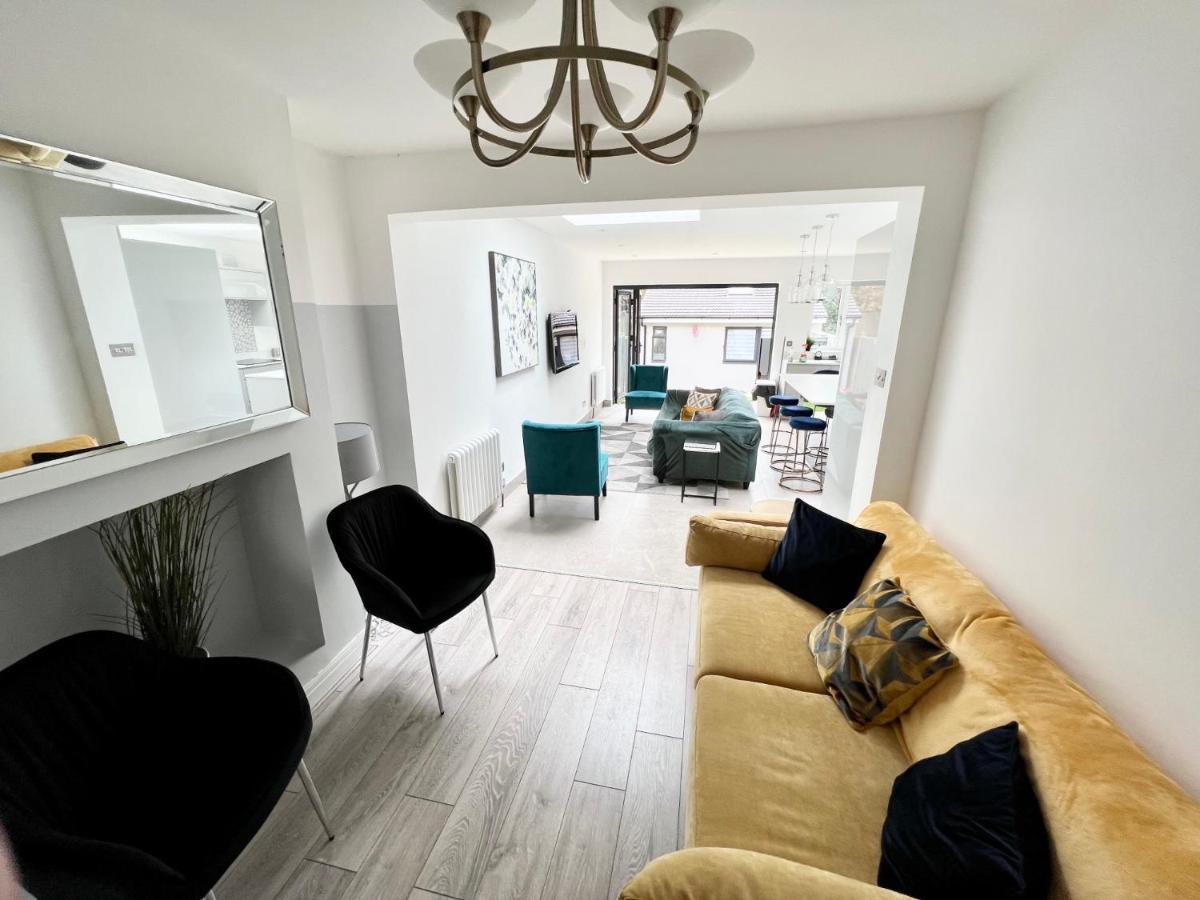 3 Cosy Homes Walking Distance To Mall With Parking Available To Book Separately 3 Bed House Or 1 Bed Apartment Or Studio London Eksteriør billede