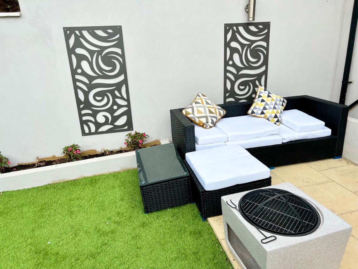 3 Cosy Homes Walking Distance To Mall With Parking Available To Book Separately 3 Bed House Or 1 Bed Apartment Or Studio London Eksteriør billede