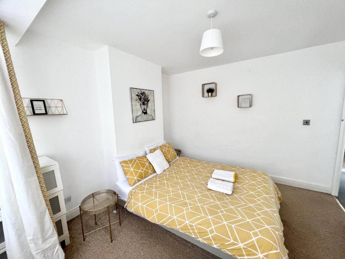 3 Cosy Homes Walking Distance To Mall With Parking Available To Book Separately 3 Bed House Or 1 Bed Apartment Or Studio London Eksteriør billede