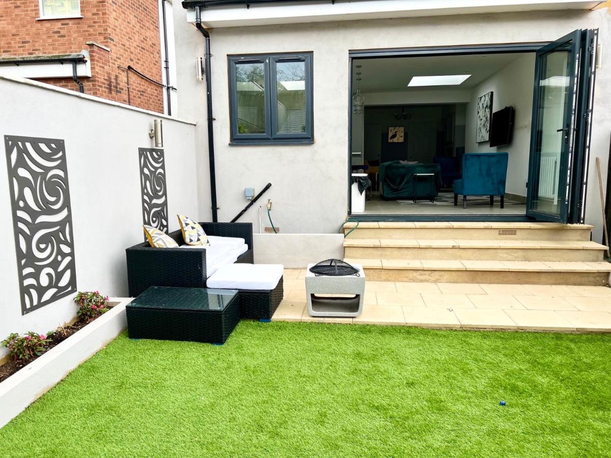3 Cosy Homes Walking Distance To Mall With Parking Available To Book Separately 3 Bed House Or 1 Bed Apartment Or Studio London Eksteriør billede