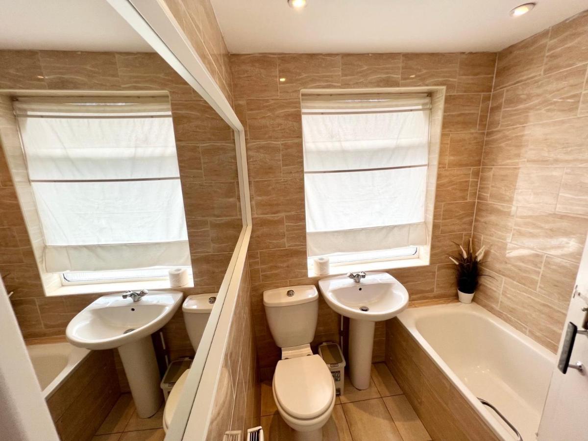 3 Cosy Homes Walking Distance To Mall With Parking Available To Book Separately 3 Bed House Or 1 Bed Apartment Or Studio London Eksteriør billede