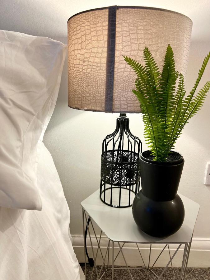 3 Cosy Homes Walking Distance To Mall With Parking Available To Book Separately 3 Bed House Or 1 Bed Apartment Or Studio London Eksteriør billede