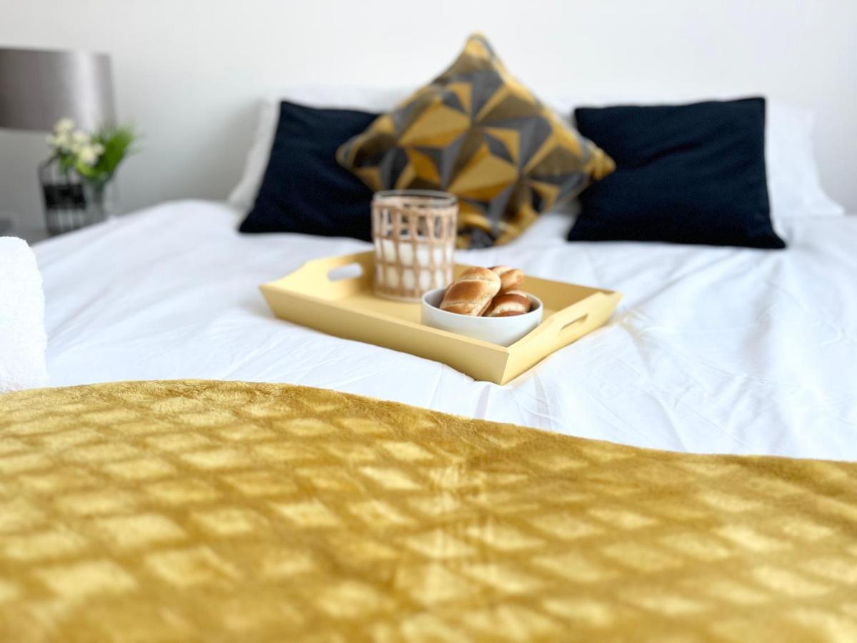 3 Cosy Homes Walking Distance To Mall With Parking Available To Book Separately 3 Bed House Or 1 Bed Apartment Or Studio London Eksteriør billede