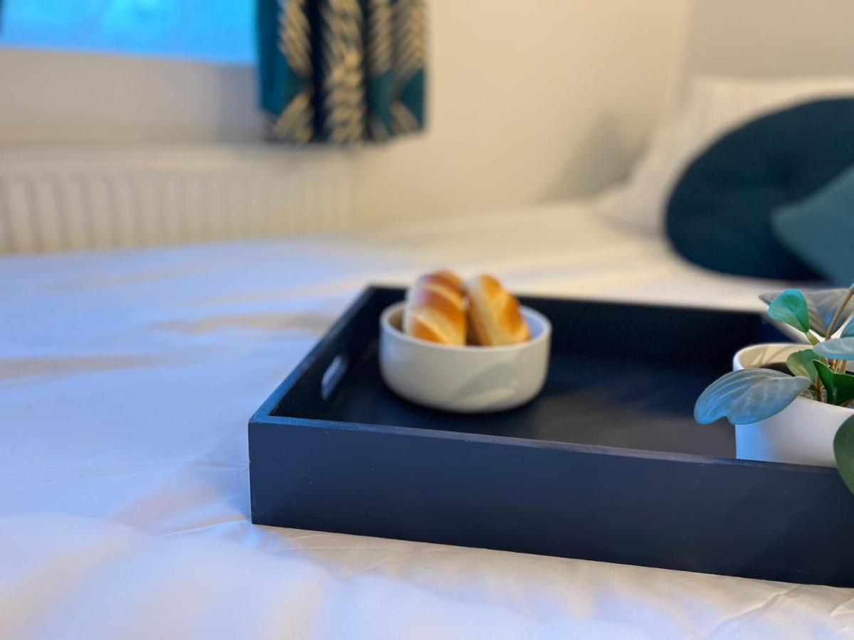 3 Cosy Homes Walking Distance To Mall With Parking Available To Book Separately 3 Bed House Or 1 Bed Apartment Or Studio London Eksteriør billede