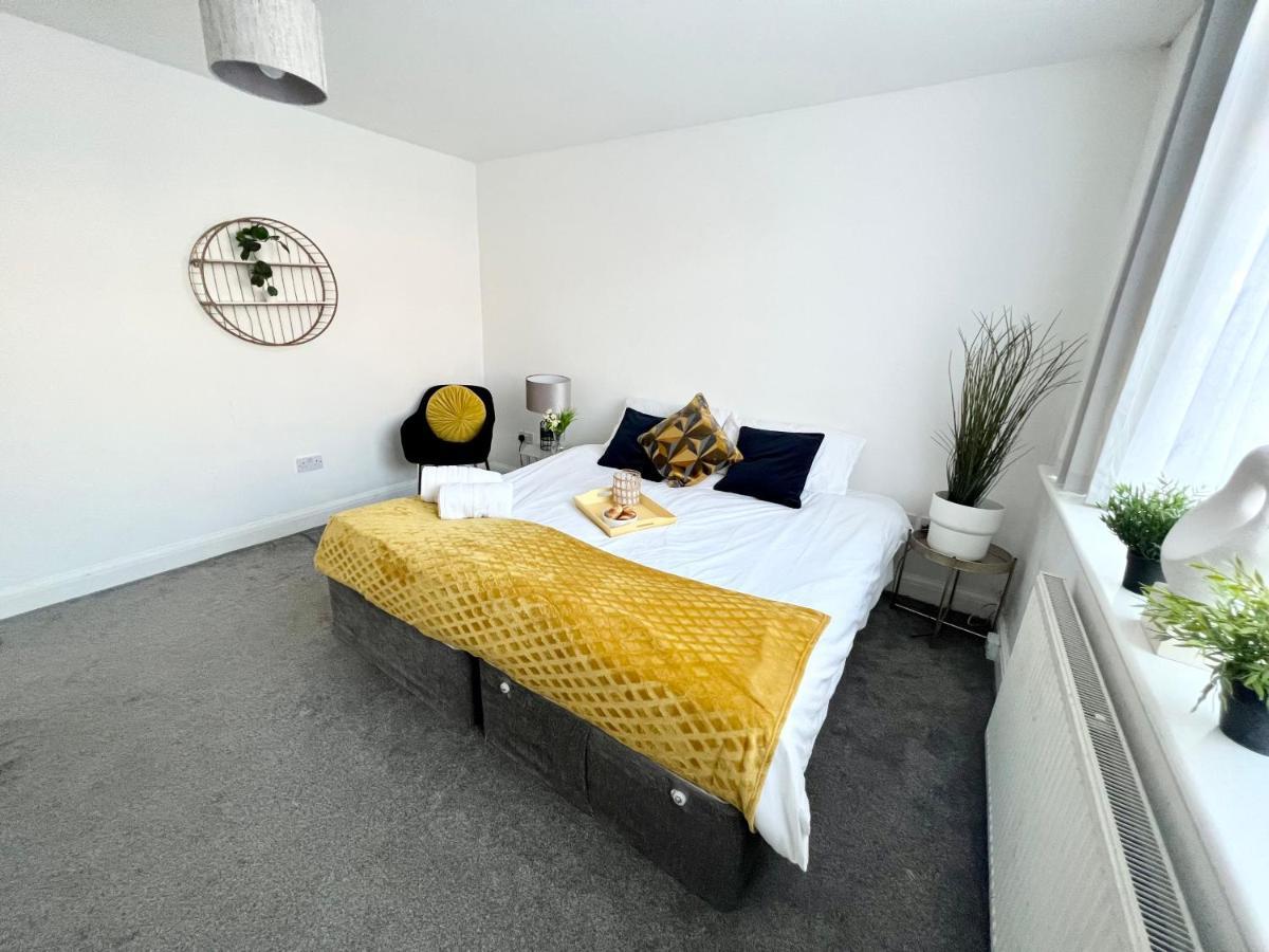 3 Cosy Homes Walking Distance To Mall With Parking Available To Book Separately 3 Bed House Or 1 Bed Apartment Or Studio London Eksteriør billede