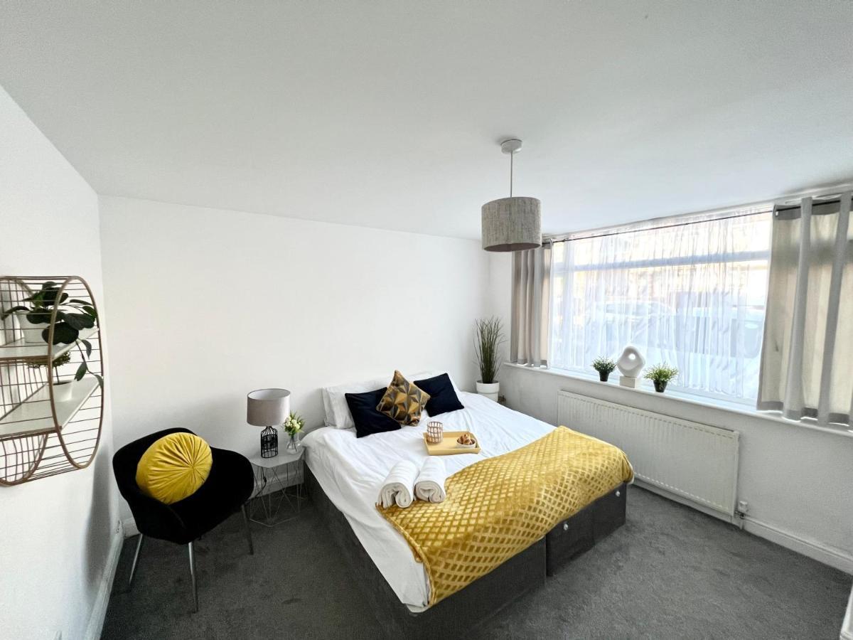 3 Cosy Homes Walking Distance To Mall With Parking Available To Book Separately 3 Bed House Or 1 Bed Apartment Or Studio London Eksteriør billede
