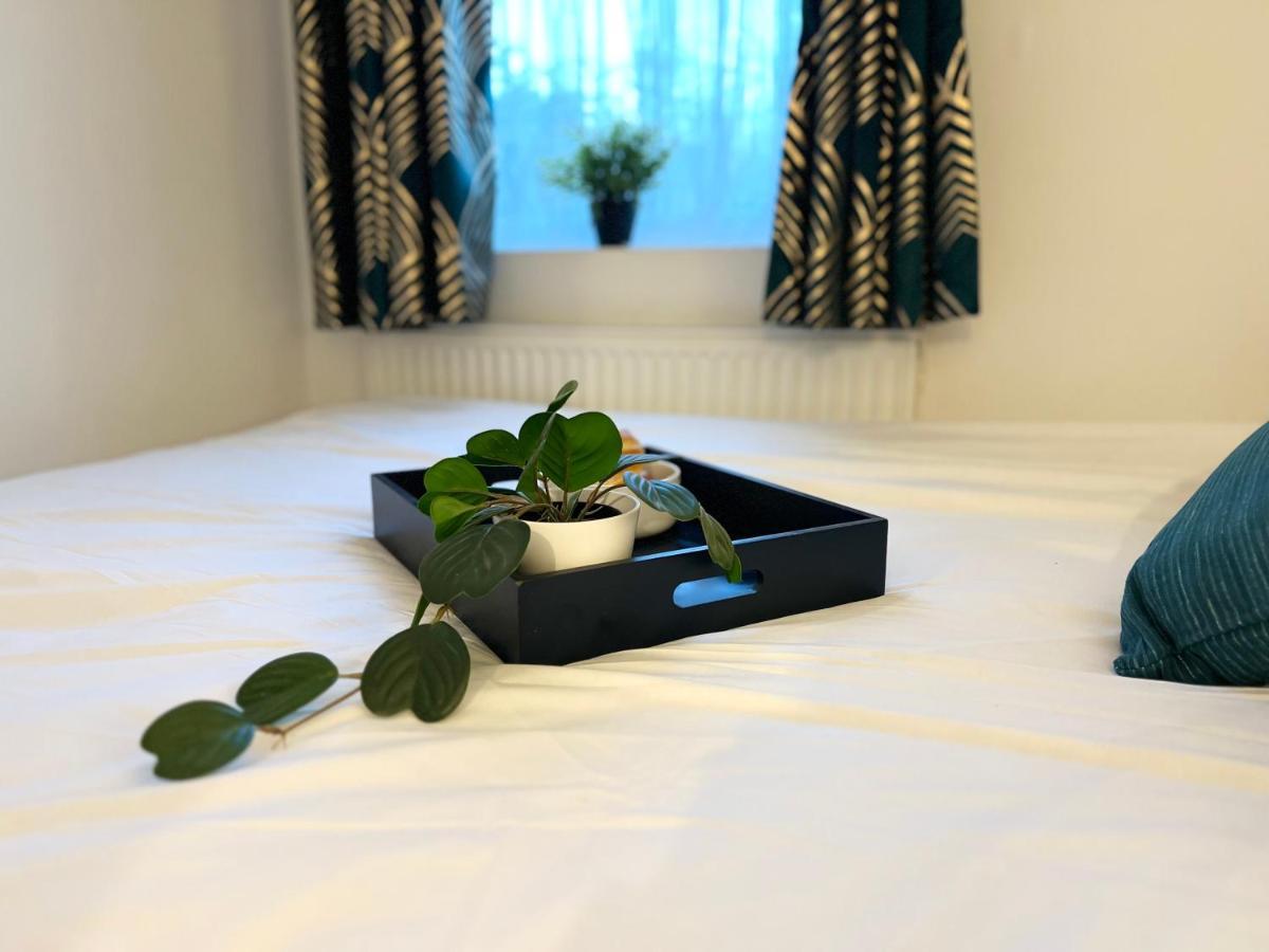 3 Cosy Homes Walking Distance To Mall With Parking Available To Book Separately 3 Bed House Or 1 Bed Apartment Or Studio London Eksteriør billede