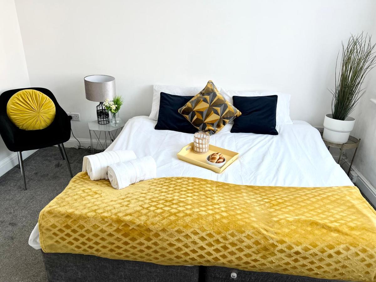 3 Cosy Homes Walking Distance To Mall With Parking Available To Book Separately 3 Bed House Or 1 Bed Apartment Or Studio London Eksteriør billede