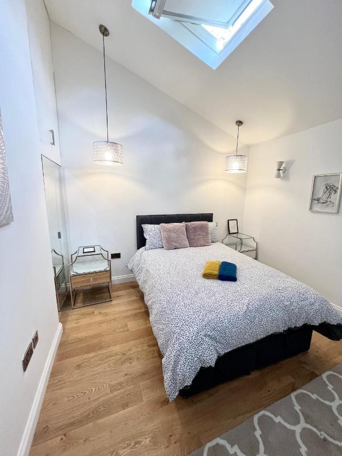 3 Cosy Homes Walking Distance To Mall With Parking Available To Book Separately 3 Bed House Or 1 Bed Apartment Or Studio London Eksteriør billede