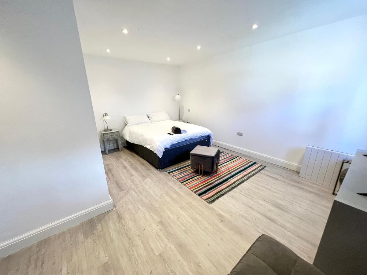 3 Cosy Homes Walking Distance To Mall With Parking Available To Book Separately 3 Bed House Or 1 Bed Apartment Or Studio London Eksteriør billede