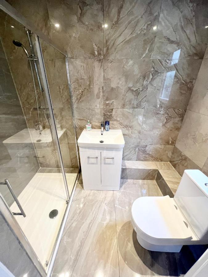 3 Cosy Homes Walking Distance To Mall With Parking Available To Book Separately 3 Bed House Or 1 Bed Apartment Or Studio London Eksteriør billede