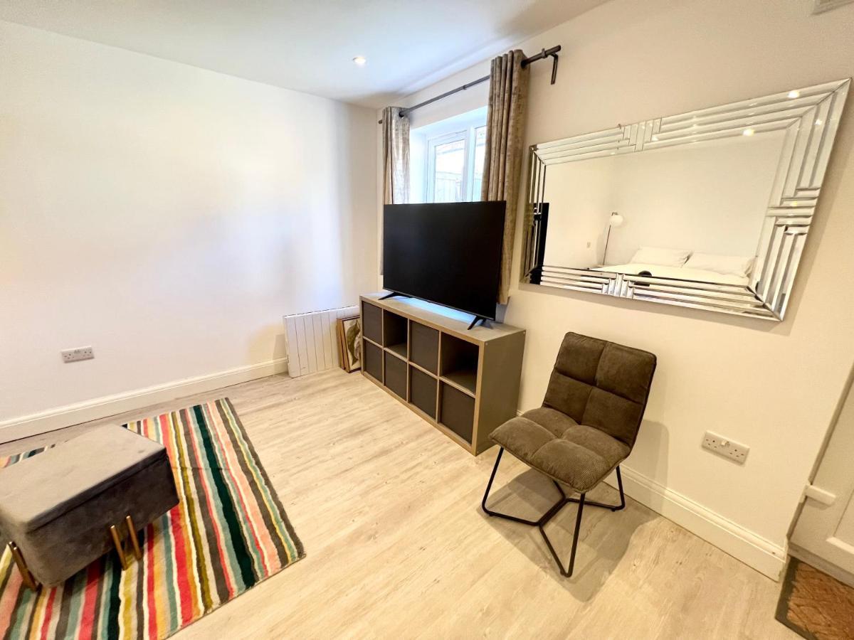 3 Cosy Homes Walking Distance To Mall With Parking Available To Book Separately 3 Bed House Or 1 Bed Apartment Or Studio London Eksteriør billede