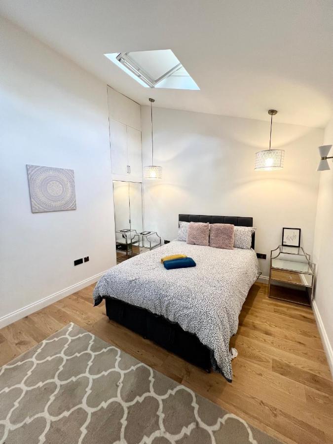 3 Cosy Homes Walking Distance To Mall With Parking Available To Book Separately 3 Bed House Or 1 Bed Apartment Or Studio London Eksteriør billede