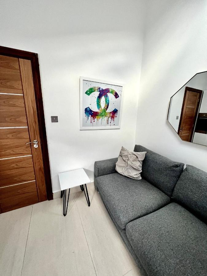 3 Cosy Homes Walking Distance To Mall With Parking Available To Book Separately 3 Bed House Or 1 Bed Apartment Or Studio London Eksteriør billede