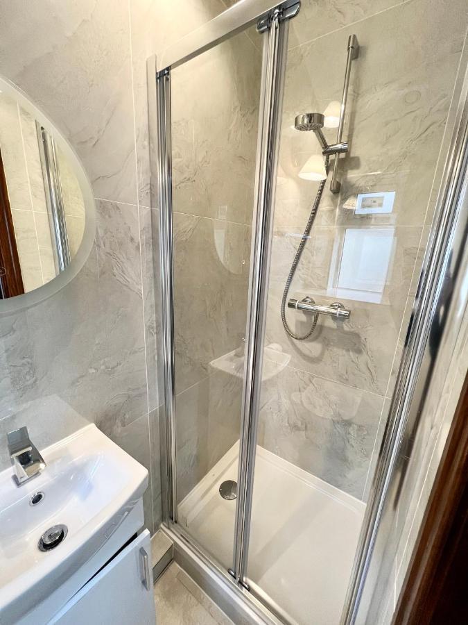 3 Cosy Homes Walking Distance To Mall With Parking Available To Book Separately 3 Bed House Or 1 Bed Apartment Or Studio London Eksteriør billede