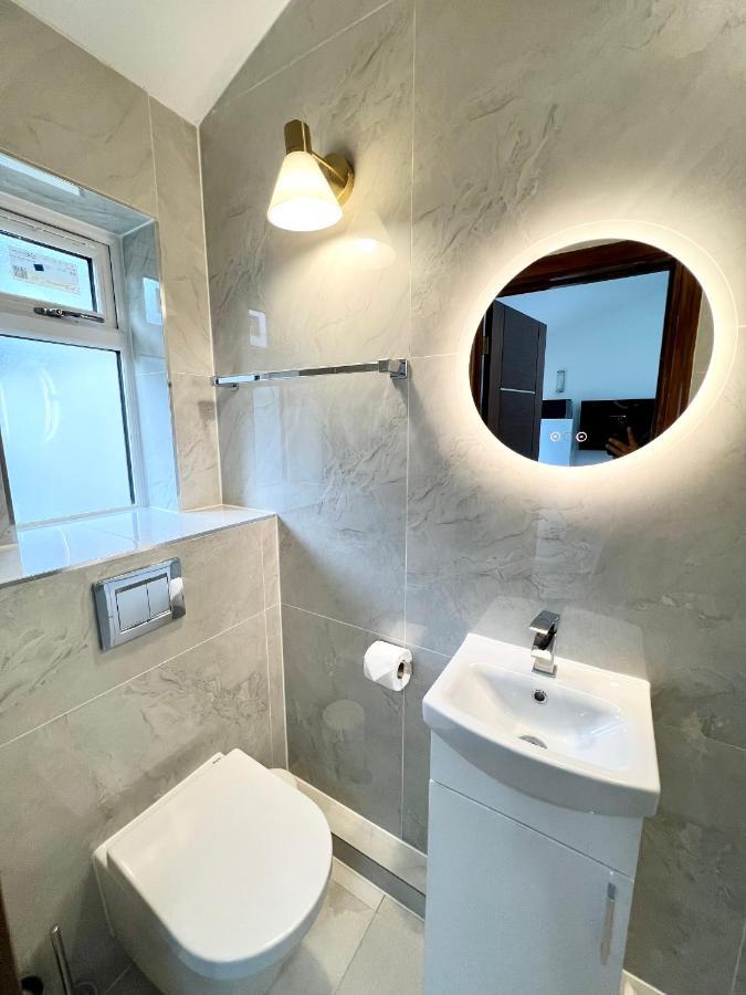 3 Cosy Homes Walking Distance To Mall With Parking Available To Book Separately 3 Bed House Or 1 Bed Apartment Or Studio London Eksteriør billede